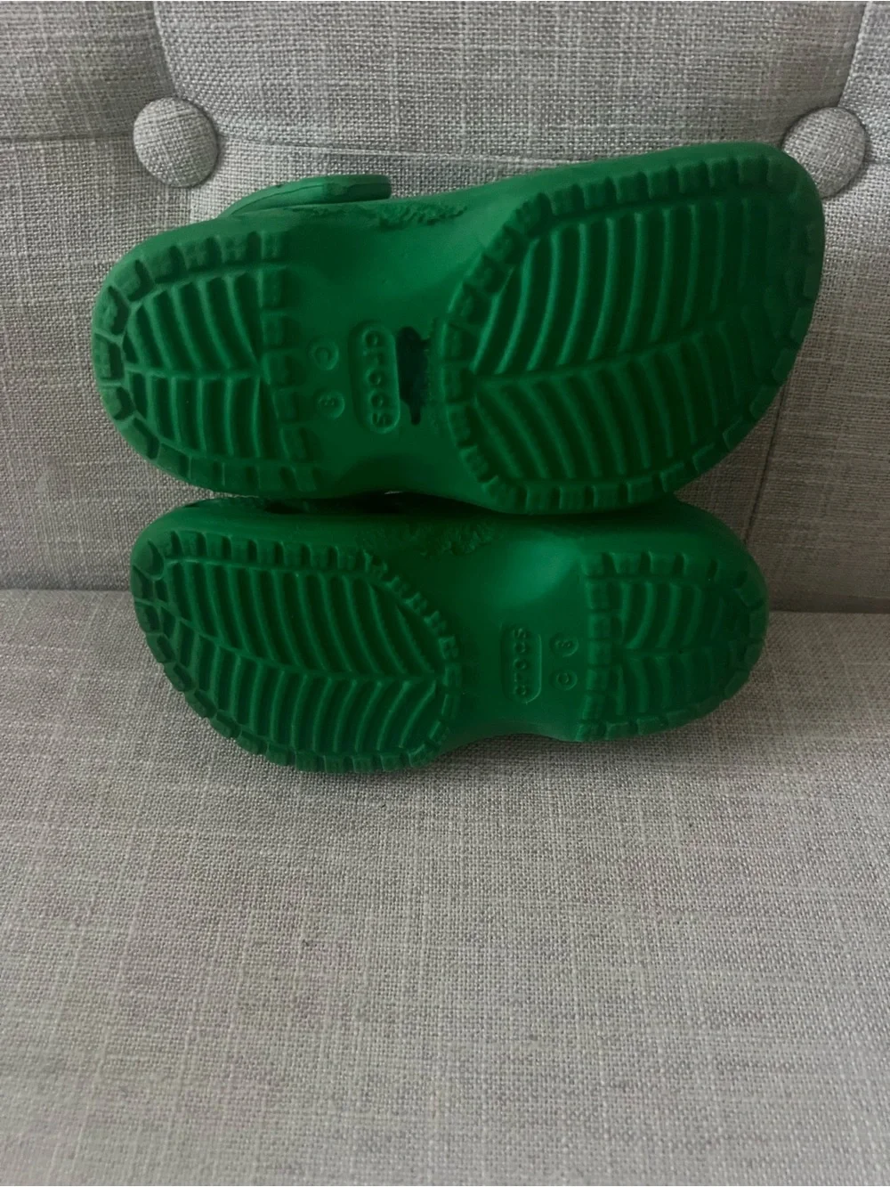 CROCS classic green kids clogs, boys/girls/unisex size 8, outdoors playground